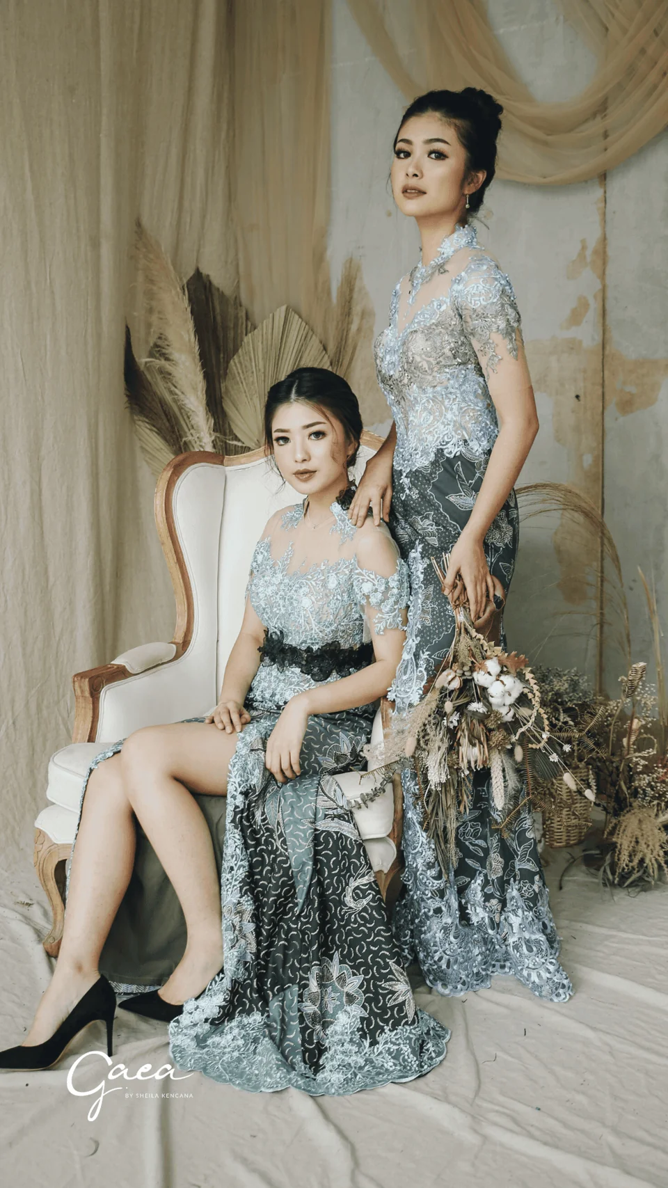 Dua model mengenakan kebaya biru dan kain batik koleksi asli Gaea